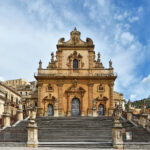 Facciata della chiesa su alta scalinata