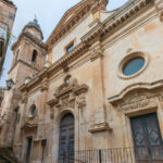 La facciata della chiesa con il campanile di scorcio