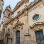La facciata della chiesa con il campanile di scorcio