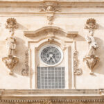 Particolare dell'orologio nella facciata della chiesa Madre