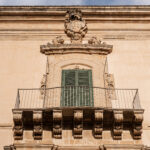 Uno dei balconi della facciata