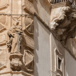 Una statua ad angolo nella facciata