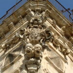 Dettaglio dello stemma e delle teste di moro sul cantonale del palazzo