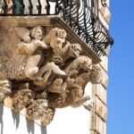 Un balcone dal basso