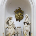 Altare con sculture di Madonna e Angelo