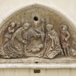 Lunetta con bassorilievo