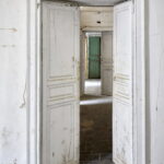 Una porta aperta fa intravvedere una delle stanze del palazzo