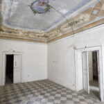 Una stanza del palazzo con il soffitto affrescato