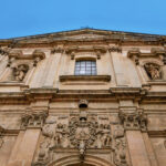 La facciata della chiesa dal basso