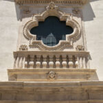 Porzione superiore della facciata in cui è presente una finestra