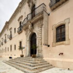 Scalini e portone di ingresso del palazzo