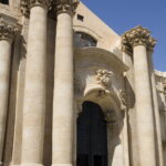 Portale delimitato da colonne