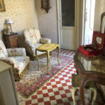 Interno del palazzo, una stanza arredata