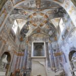 Interno della chiesa con soffitto e pareti affrescate