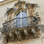 Un balcone della facciata