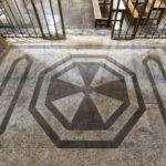 Pavimento decorato con motivi geometrici