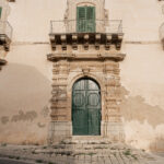 Portone di ingresso sormontato da balconi