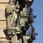 Una statua posta ad angolonella facciata esterna