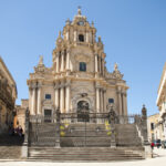 La facciata della chiesa da lontano