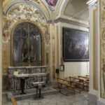 Interno della chiesa con un altare secondario