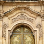 Dettaglio del portale della chiesa