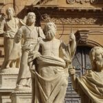 Statue all'esterno del Duomo di San Pietro, Modica