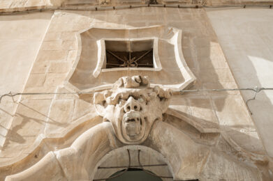 Mascherone nella facciata