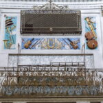 Stucchi raffiguranti strumenti musicali