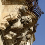 Un balcone dal basso