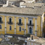 Facciata del palazzo da lontano