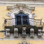 Un balcone della facciata