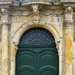 Il portone del palazzo