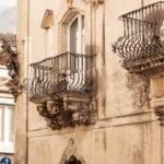 Un balcone della facciata