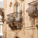 Un balcone della facciata