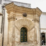 Il portone principale della chiesa