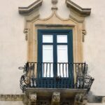 Un balcone della facciata