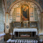 Un altare della chiesa