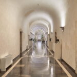 Un lungo corridoio del palazzo