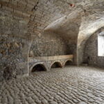 Stanza con una mangiatoia in pietra