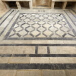 Il pavimento di una delle stanze del palazzo