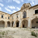 Il chiostro esterno su cui si affacciano le finestre delle stanze del convento
