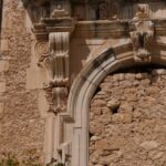 Dettaglio del portale architravato