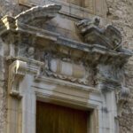 Dettaglio della cornice di una porta della facciata