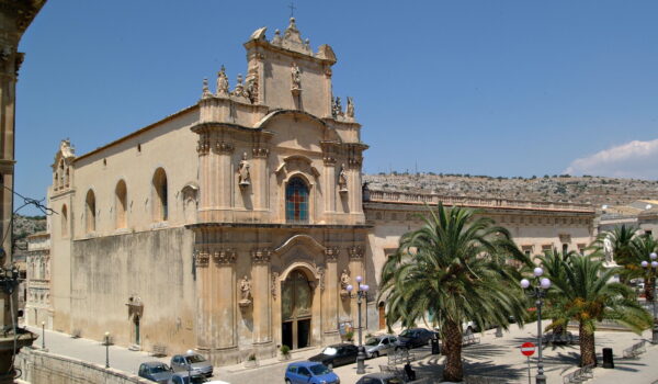 La chiesa  e il convento con palme davanti