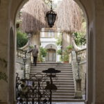 Portale con scalinata esterna