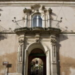 Portone principale sormontato da un balcone