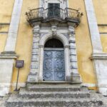 Il portone d'ingresso al palazzo e la sua scalinata