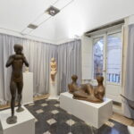 Una sala del palazzo con sculture in mostra