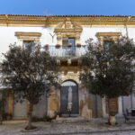 Facciata del palazzo con alberi