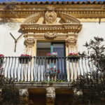 Dettaglio della decorazione di una portafinestra che da accesso a un balcone